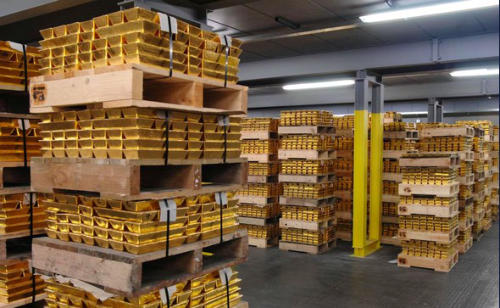 Der Dollar war auch mal an Gold gebunden. Theter ist auch an Gold gebunden und das Gold wird als sicherheit hinterlegt. Ich kann 1 USDT Weltweit versenden innert Minuten, macht das mal mit einem Goldvreneli! Dieser Coin ist Stabiler als alle Kryptos und F